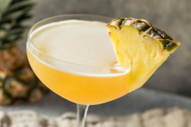 Soğuk Pineapple Rum Daiquiri ve limonlu içki.
