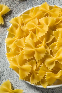 Kuru İtalyan papyonlu Farfalle Makarnası Pişirmeye Hazır