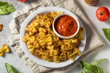 Marinara soslu ev yapımı Moda Makarna Cipsi