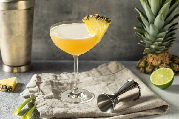 Rum Freddo Rinfrescante All Ananas Daiquiri Con Calce — Foto Stock