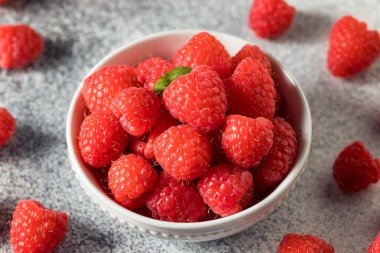 Bir kasede çiğ kırmızı organik ahududu