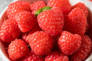 Bir kasede çiğ kırmızı organik ahududu