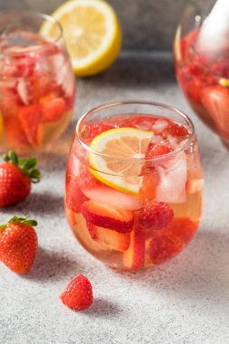 Limon ve böğürtlenli Rose Wine Sangria