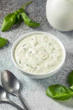 Ev yapımı yeşil tanrıça salatası Basil sarımsak ve bitkilerle süslenmiş.