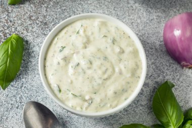 Ev yapımı yeşil tanrıça salatası Basil sarımsak ve bitkilerle süslenmiş.