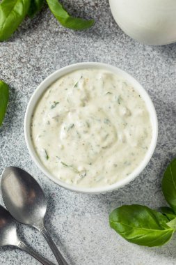 Ev yapımı yeşil tanrıça salatası Basil sarımsak ve bitkilerle süslenmiş.