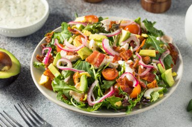 Ev yapımı Sağlıklı Yeşil Tanrıça Cobb Salatası Tavuk pastırması ve Avokado