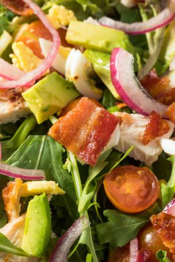 Ev yapımı Sağlıklı Yeşil Tanrıça Cobb Salatası Tavuk pastırması ve Avokado