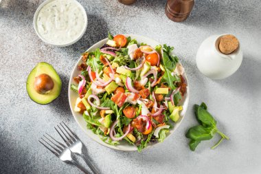 Ev yapımı Sağlıklı Yeşil Tanrıça Cobb Salatası Tavuk pastırması ve Avokado