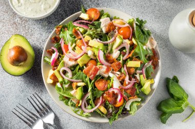 Ev yapımı Sağlıklı Yeşil Tanrıça Cobb Salatası Tavuk pastırması ve Avokado