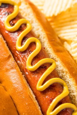 Hardallı ve patates cipsli ev yapımı Amerikan Sosislisi.