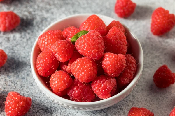 Bir kasede çiğ kırmızı organik ahududu