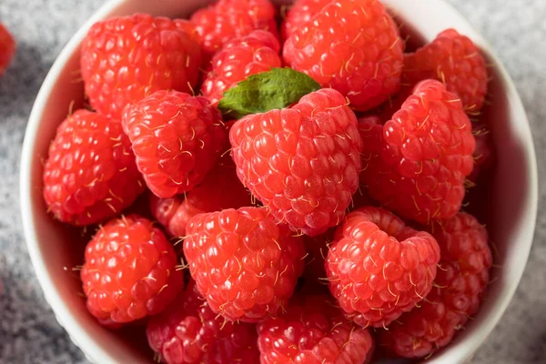 Bir kasede çiğ kırmızı organik ahududu