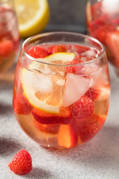 Освежающее Розовое Вино Сангрия Лимоном Ягодами — стоковое фото