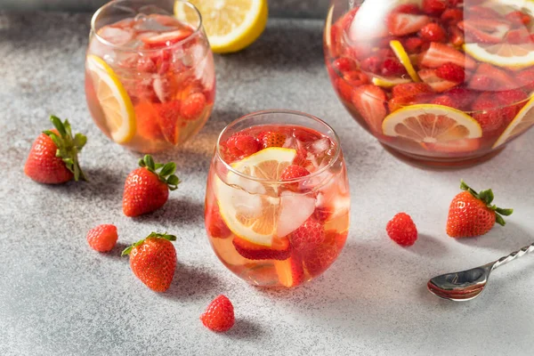 Limon ve böğürtlenli Rose Wine Sangria