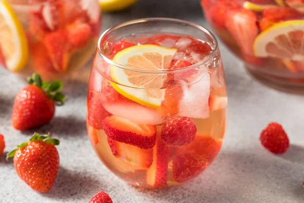 Limon ve böğürtlenli Rose Wine Sangria