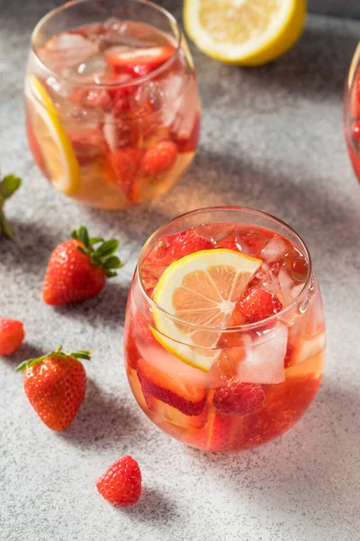 Limon ve böğürtlenli Rose Wine Sangria