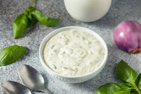 Ev yapımı yeşil tanrıça salatası Basil sarımsak ve bitkilerle süslenmiş.