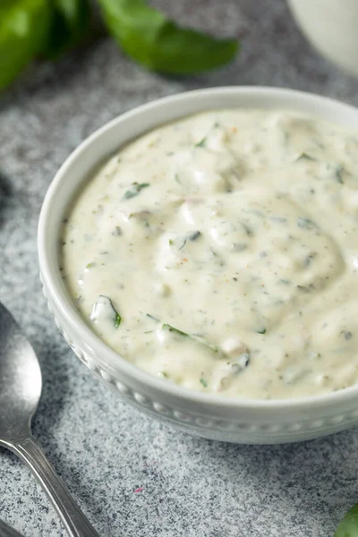 Ev yapımı yeşil tanrıça salatası Basil sarımsak ve bitkilerle süslenmiş.