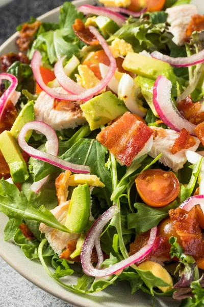 Ev yapımı Sağlıklı Yeşil Tanrıça Cobb Salatası Tavuk pastırması ve Avokado