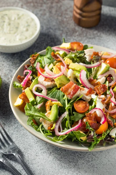 Ev yapımı Sağlıklı Yeşil Tanrıça Cobb Salatası Tavuk pastırması ve Avokado