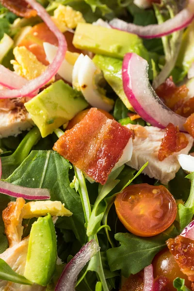 Ev yapımı Sağlıklı Yeşil Tanrıça Cobb Salatası Tavuk pastırması ve Avokado