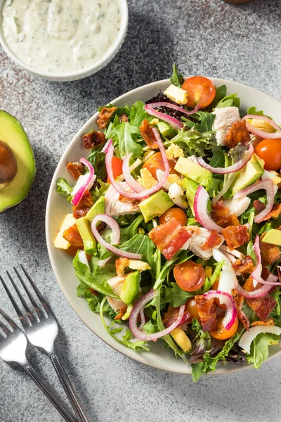 Ev yapımı Sağlıklı Yeşil Tanrıça Cobb Salatası Tavuk pastırması ve Avokado