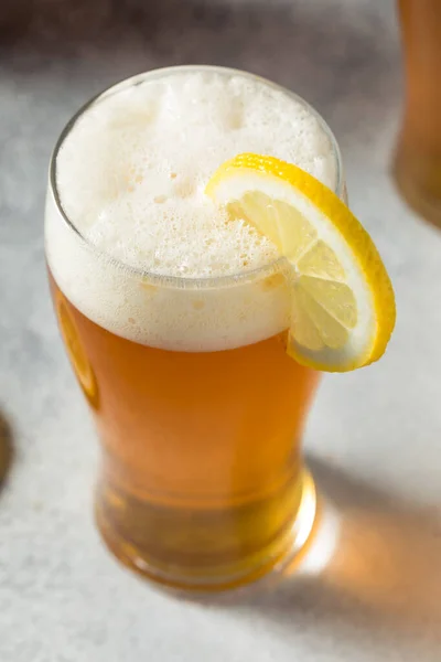 Bebida Fria Refrescante Limão Cerveja Shandy Pronto Para Beber — Fotografia de Stock