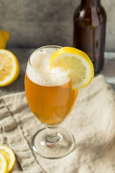 Bebida Refrescante Cerveza Cóctel Shandy Con Una Decoración Limón — Foto de Stock