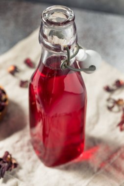 Ev yapımı tatlı hindiba çayı Şişe içinde basit şurup