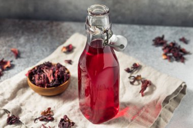 Ev yapımı tatlı hindiba çayı Şişe içinde basit şurup