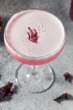 İçki Tazeleyen Votka Hibiscus Pembe Kokteyl Bir Coupe Glass