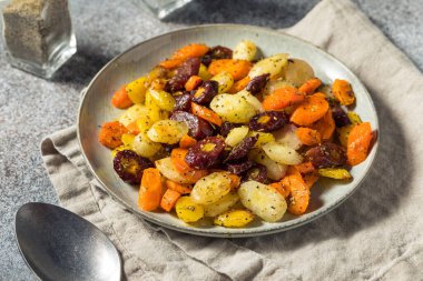 Ev yapımı tuzlu ve biberli organik havuç.