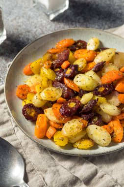 Ev yapımı tuzlu ve biberli organik havuç.