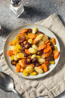 Ev yapımı tuzlu ve biberli organik havuç.