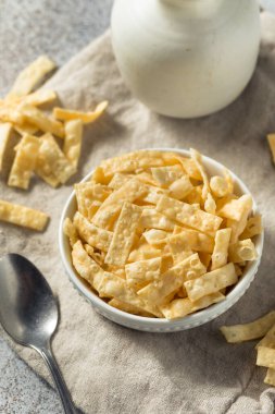 Kâsede ev yapımı Wonton şeritleri.