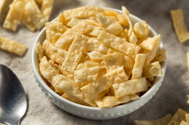 Kâsede ev yapımı Wonton şeritleri.