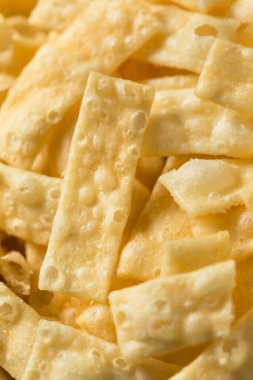 Kâsede ev yapımı Wonton şeritleri.