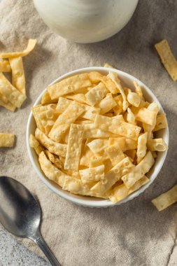 Kâsede ev yapımı Wonton şeritleri.