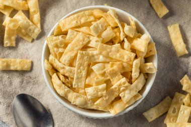 Kâsede ev yapımı Wonton şeritleri.