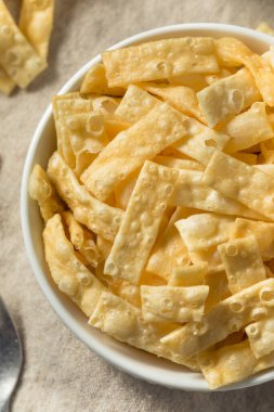 Kâsede ev yapımı Wonton şeritleri.