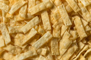 Kâsede ev yapımı Wonton şeritleri.