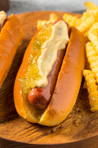 自制的带有芥末和法式薯条的美食热狗 — 图库照片