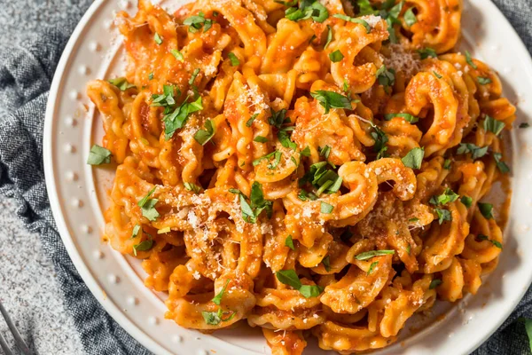 Domates soslu ve fesleğenli ev yapımı İtalyan Cascatelli Makarnası.