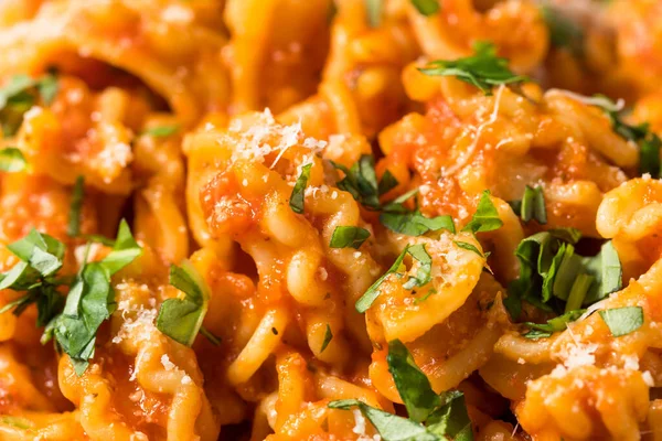 Domates soslu ve fesleğenli ev yapımı İtalyan Cascatelli Makarnası.