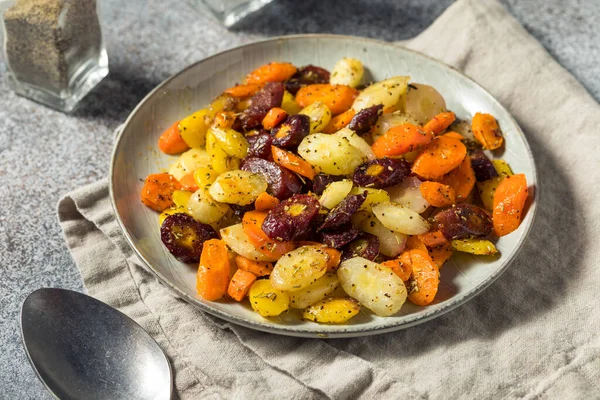 Ev yapımı tuzlu ve biberli organik havuç.