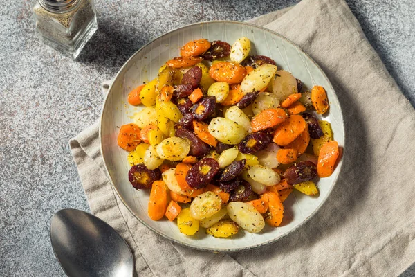 Ev yapımı tuzlu ve biberli organik havuç.