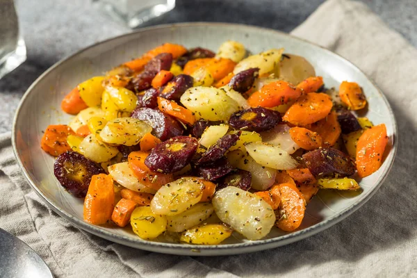 Ev yapımı tuzlu ve biberli organik havuç.