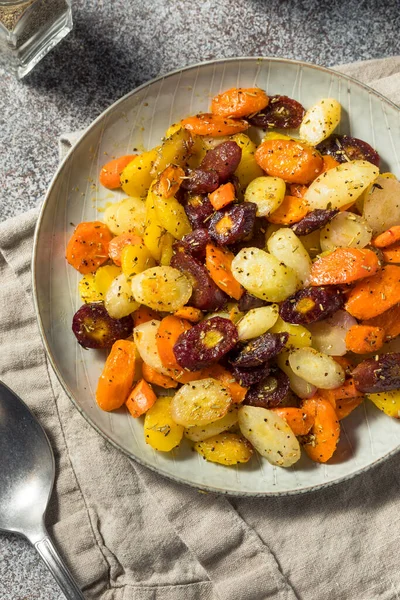 Ev yapımı tuzlu ve biberli organik havuç.