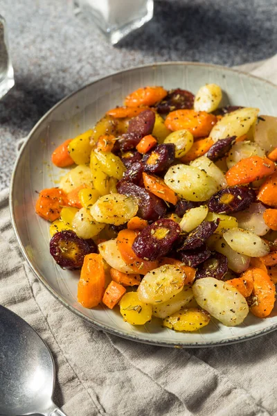 Ev yapımı tuzlu ve biberli organik havuç.